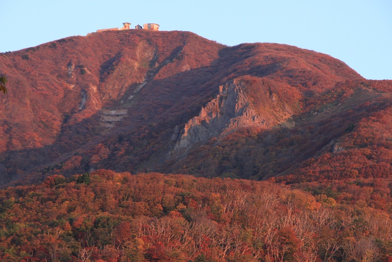 紅葉と朝日に染まる金北山