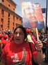 ↑チャベス大統領のひつぎに最後の別れを告げるため路上で待つダニー・メンドサさん＝ベネズエラ首都カラカスで２０１３年３月６日、堀山撮影
