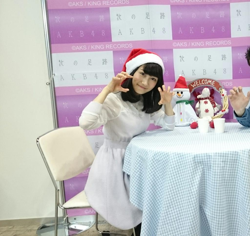 写メ会でテーブルに胸を乗せて写る矢倉楓子