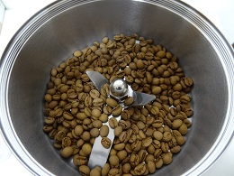 コーヒー豆　粉砕機投入