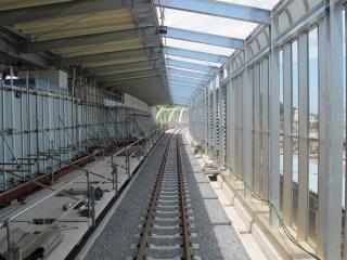 高架橋上では上り線の軌道敷設や架線張りが進んでいる。