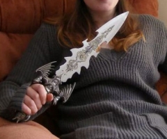 【画像】 イギリスの連続殺人犯の女　手にしたナイフが明らかに呪われた武器