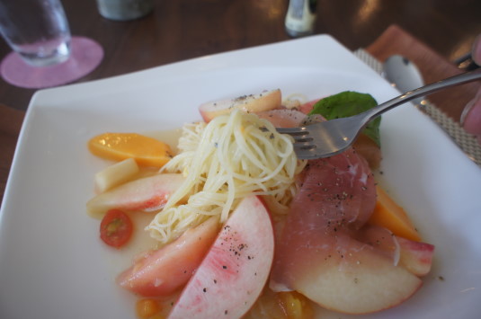 桃の冷製パスタ　マルサマルシェ　麺リフト
