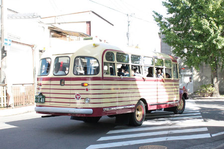 豊後高田昭和の町・ボンネットバス運行