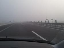 高速朝の霧