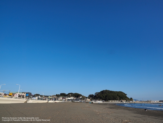 オリンパスブルーな秋空の腰越海岸　[A] SS1/250 F11.0 ISO100