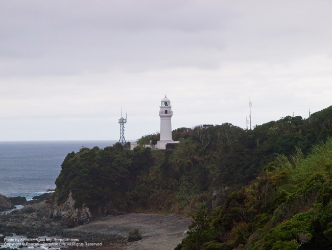 潮岬灯台を望む