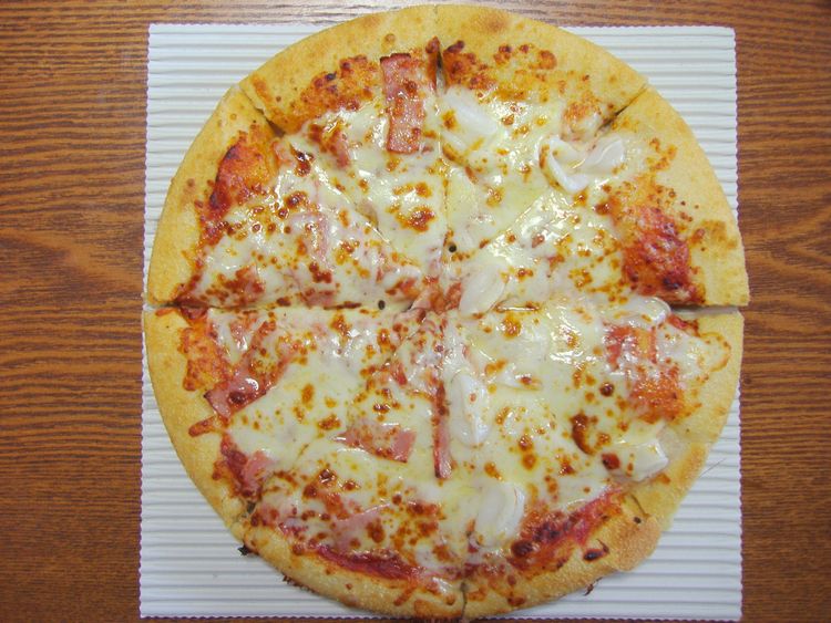 ピザハットのイカとベーコンをトッピングしたピザ