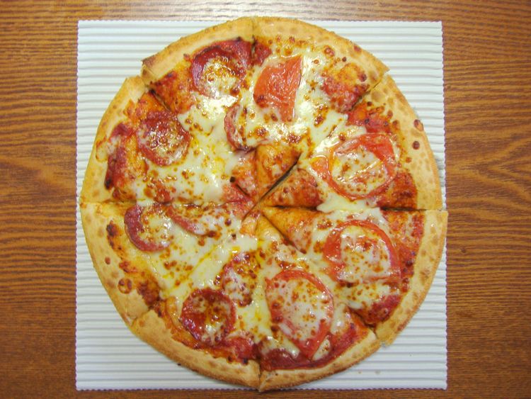 ピザハットのペパロニとスライストマトをトッピングしたピザ