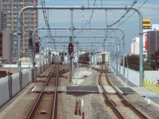 武蔵小金井駅進入中の下り列車の前面展望。駅前後の上り線もTC型省力化軌道に変わった。