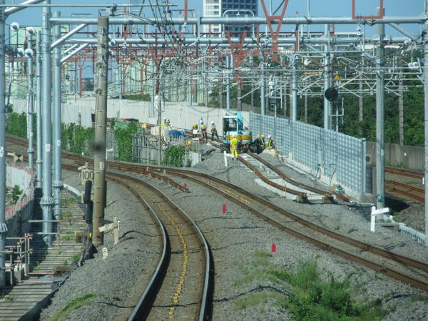 上野方の新旧接続部分。新上り線の軌道敷設がほぼ完了済み