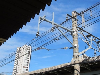 駅構内は切替後に使用する新しい架線が設置済み。