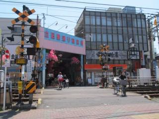 京成立石駅前の立石駅通り商店街。線路を挟み、150mほどの長さがある。