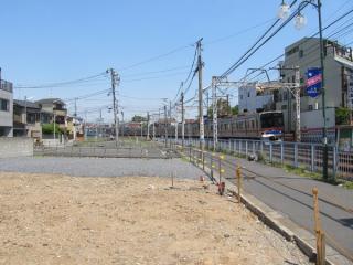 京成立石駅から青砥方に100mほど進んだ場所で進む用地買収。急カーブの改良を見込んで大きな幅が確保されている。