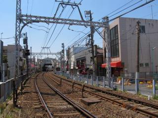 ほぼ同じ場所から京成立石駅方向を見る。右側は仮線用地だが、買収はあまり進んでいない。