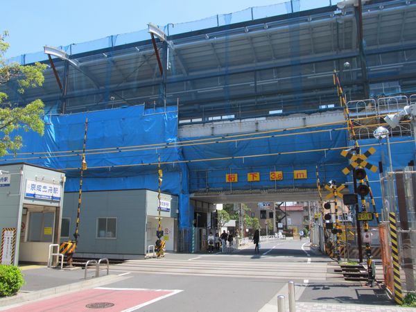 京成曳舟駅押上方の踏切前から建設中の高架ホームを見る。
