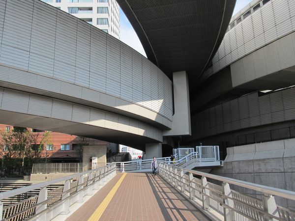 オーパスブリッジから目黒天空庭園入口の方向を見る。図上では3号渋谷線から分岐したランプが1箇所に集約されてトンネルに吸い込まれていく。