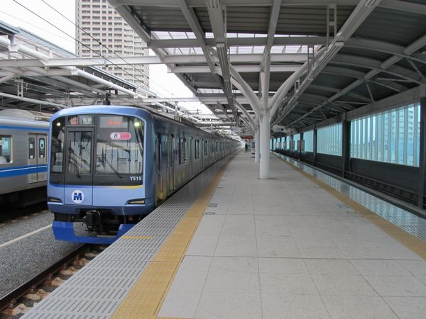 石神井公園駅2番線に到着した横浜高速鉄道Y500系電車。3月16日より東京メトロ副都心線と東急東横線の直通運転が開始され、西武池袋線から東急東横線・みなとみらい線に直通する列車が走るようになった。