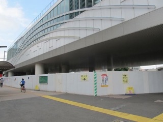 石神井公園駅東口の高架下。高架橋の底面が化粧材で覆われた。