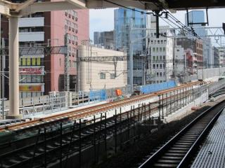 秋葉原駅東京方。軌道敷設が進む。