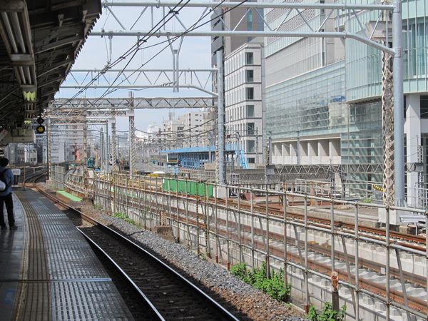 秋葉原駅の上野方のホームの先でも軌道敷設が進む。
