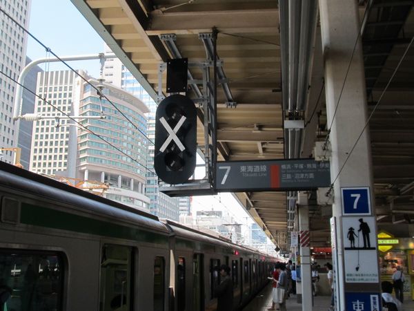 東京駅7番線ホーム中央に新設された場内信号機