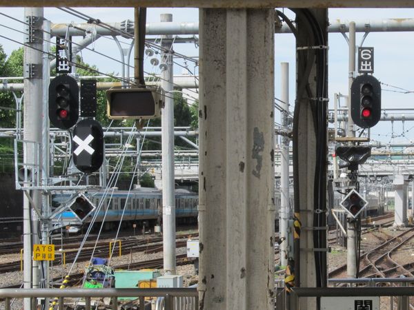 上野駅5・6番線大宮方の出発信号機。常磐線用の信号機（5番線）や進路表示器（6番線）が設置された。