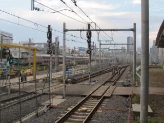 東海道線下り11番線ホームから完成間近の新車両基地を見る。
