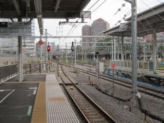9・10番線横浜寄りの先端は10番線側が若干手前に停止位置がある。