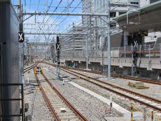 東京駅7・8番線ホーム端から上野方面を見る。7・8番線側にも出発信号機が付いた。