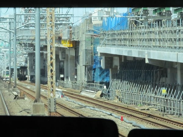 山手線内回り電車から見た東京～神田の重層高架のアプローチ区間。画面中央の桁のみまだ架設されていない。