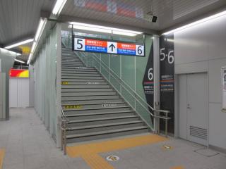 湘南新宿ラインホームの階段
